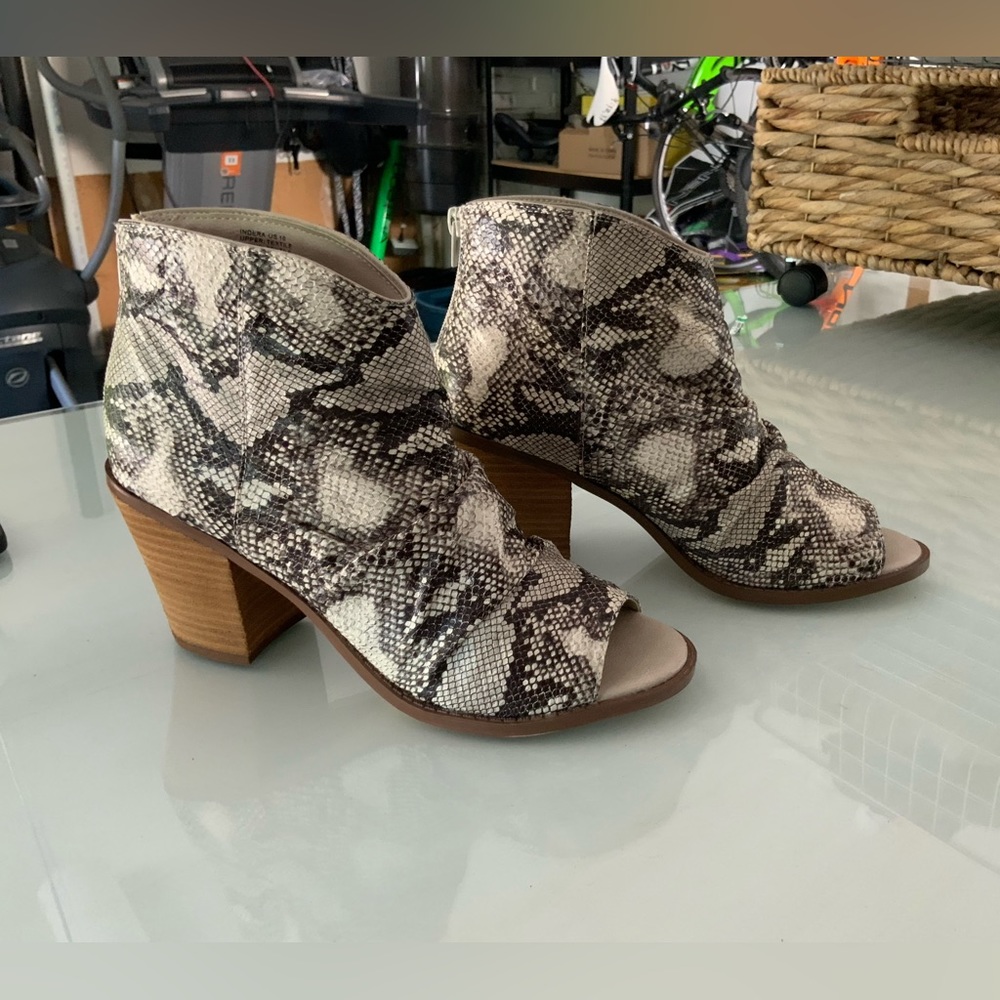 Open toe snakeskin heeled bootie. Size 10